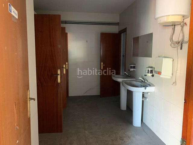 Foto d585c528-7fa0-44ed-8227-e92ad965fb7c. Nau industrial a Roda (La)