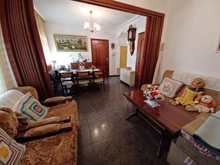 Casa a Roda (La). Casa en venta en centro de salud, 9 dormitorios.