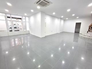 Alquiler Local Comercial en Roda (La). Local com. en alquiler en centro, 1 despacho.