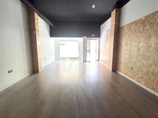 Alquiler Local Comercial en Roda (La). Local com. en alquiler en centro, 1 despacho.