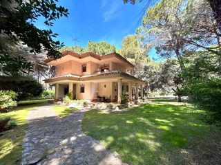 Chalet à Pedanías - Extrarradio. Chalet en venta en los pinares, 5 dormitorios.