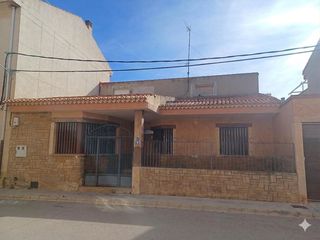 Casa a Madrigueras. Casa en venta en madrigueras, 4 dormitorios.