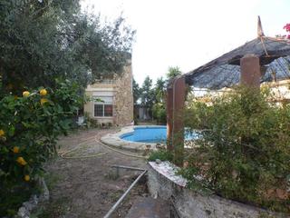 Pis a Moncada. Chalet y colegio en masias