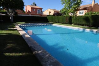 Alquiler Casa pareada en Nueva Santa Barbara - Cruz de Gracia. Fantástico chalet independiente en residencial con piscina comun