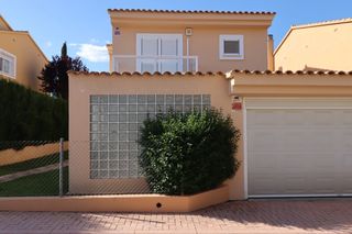 Affitto Casa bifamiliare in Nueva Santa Barbara - Cruz de Gracia. Fantástico chalet independiente en residencial con piscina comun
