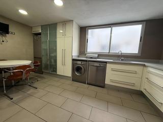 Piso en Barrio de Patraix. Amplia vivienda de 4 dormitorios y 2 baños con garaje incluido e