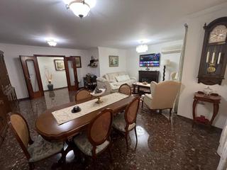 Appartement à El Mercado. Vivienda de gran tamaño, mucha luz y totalmente reformada