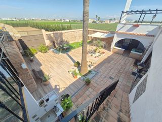 Chalet en Meliana. Masía con parcela agrícola