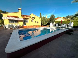 Casa  Urbanitzación les mallaes. Chalet en con jardin y piscina en les mallaes, pedralba