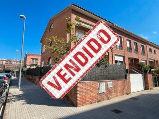 Casa adossada  Carrer de salvador casanova i grané. Oportunidad !!