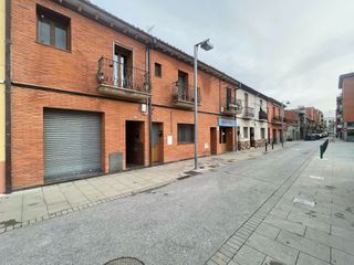 Edificio en Carrer de les escoles 44. Edificio,6 apartamentos,1 casa,3 locales