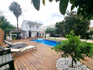 Chalet  Avenida ferrocarril. Primera linea de mar