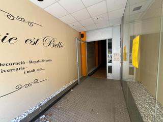 Business premise  Calle pere badia. Oportunidad única! en venta amplio local comercial en pleno cent