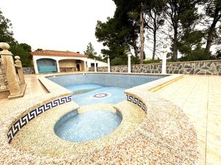 Chalet à Alcover. Chalet todo en una planta con piscina y garaje