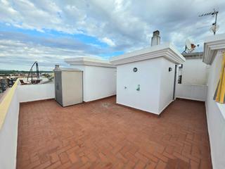 Alquiler Ático en Centre. Exclusivo ático reformado con espectaculares vistas al castillo