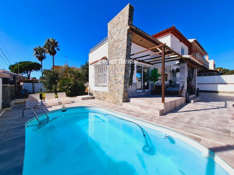 Foto b01a2bd2-fd0c-424f-a659-abfe31be4953. Casa amb calefacció aparcament piscina a Cunit residencial Cunit