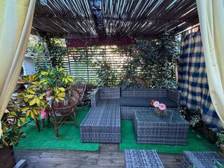 Casa  Barcelona. Vivienda en adosado esquinero exclusivo con jardín de 120m y chi