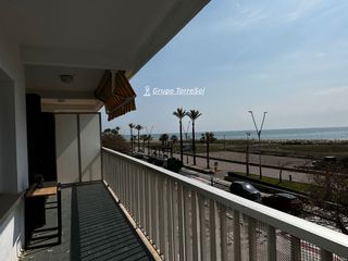 Pis  Besos. Amplio piso en 1º línea de mar cerca de puerto deportivo