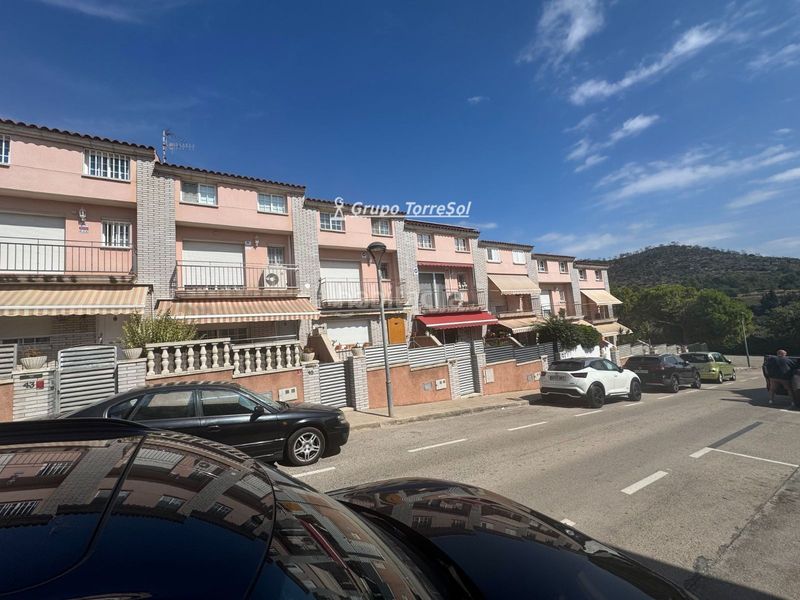 Foto 8f2da2f7-8ac6-4d3f-ae60-0dbbc788a986. Casa adossada amb aparcament a Calafell poble Calafell
