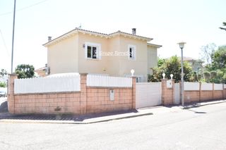 Xalet  Doctor roux. Casa independiente con piscina en bonavista