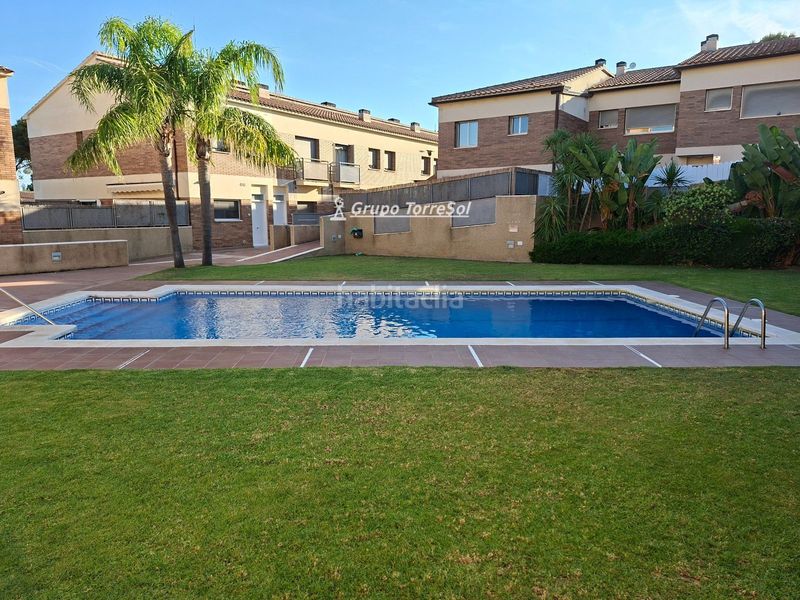 Foto 94b66765-ab98-40bc-894d-43d09fad1a46. Casa adossada amb aparcament piscina a Bonavista Vendrell (El)