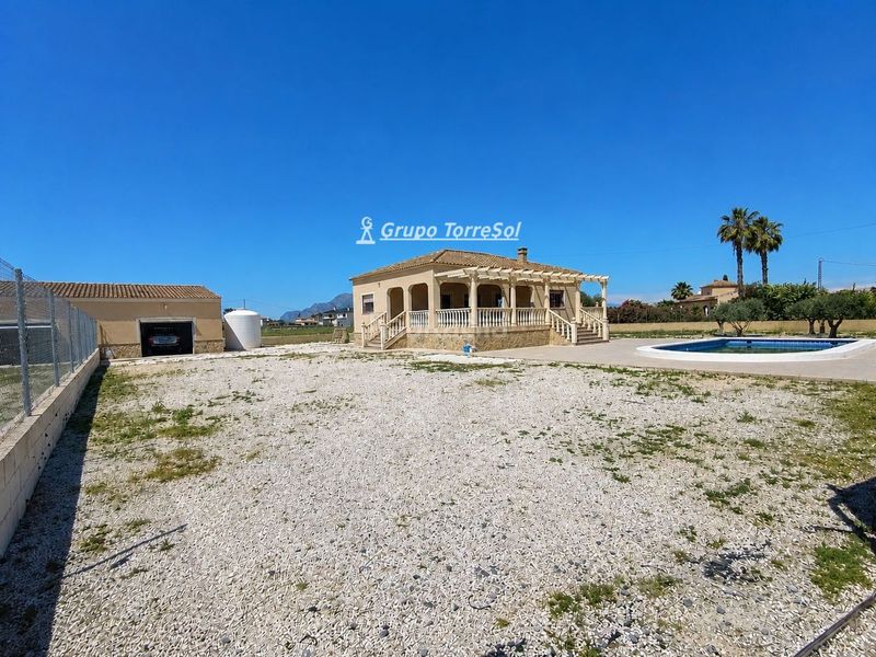 Foto 3e6e5980-7fc5-4346-aa95-ceccde32e960. Xalet amb calefacció aparcament piscina a Catral