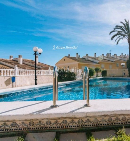 Foto 4ff036af-7941-4a3b-a481-1459b500011f. Casa adossada amb calefacció aparcament piscina a Elche / Elx