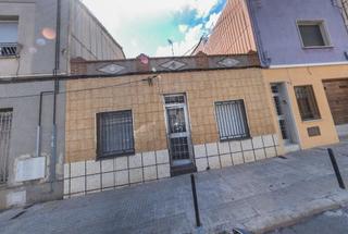 Casa a Zona Esportiva. Gran casa en zona olimpica a reformar