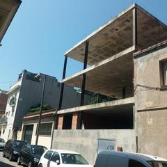 Edifici a Centre. Edifici en construcció al prat de llobregat
