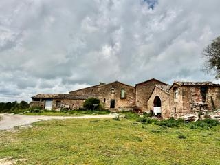Masia a Aguilar de Segarra. Finca amb capella medieval i mas històric  un indret amb ànima a