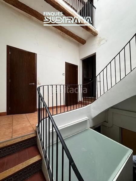 Foto e215ba10-bcf8-4f90-85cf-91f911e72ae2. Alquiler casa  amb local comercial cafeteriarestaurant de lloguer al Centre d ajuntament en Igualada