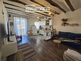 Flat in Carme. Pis en venda a carme  reformat i amb espais polivalents