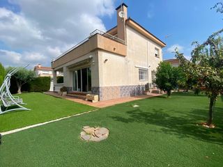 Casa adossada a Nucli Urbà. Casa en venda a esparreguera