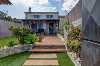 Casa adossada a Mas d´en Gall. Xalet unifamiliar lluminós amb jardí, barbacoa i àmplies golfes
