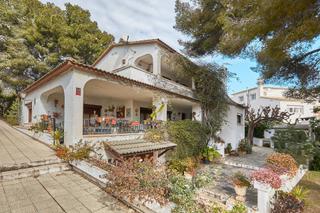 Chalet  Carrer narcís monturiol. Chalet con piscina en roda de berà – 433 m² en parcela de 1.484