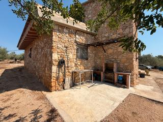Bauernhof in Camarles. Masía independiente en venta con pozo propio, energía solar y má