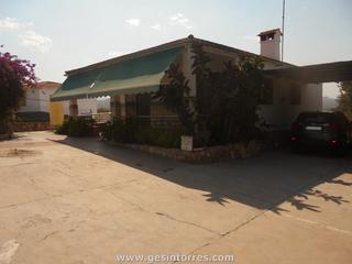 Chalet in Pedralba. Luz y agua de red y buen acceso