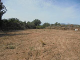 Finca rústica en Vilamarxant. Parcela rustica con agua y vallada. buenas vistas.
