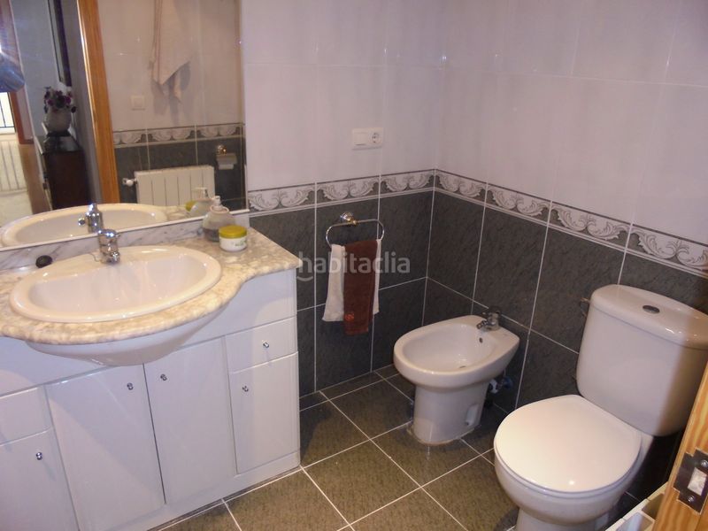 Foto f9f00a0f-9fee-468d-bcb8-58ce779d7795. Casa adossada a Camporrobles