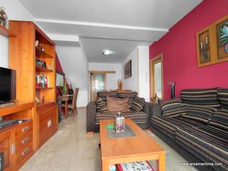 Casa adossada  Carrer dels llauradors. Venta de chalet adosado, con terraza, balcón y garaje incluido,