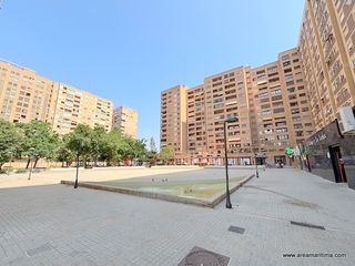 Local Comercial  Plaça del mestre ripoll. Amplio local comercial en venta, con licencia de actividad, a un