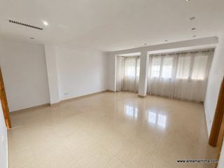 Lloguer Pis  Carrer de la reina. Alquiler de piso de tres habitaciones y dos baños completos en l