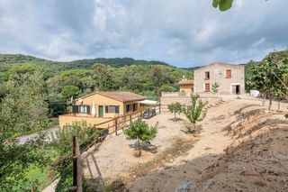 Masia  Cam� can cabot de munt. Finca con tres casas en plena naturaleza