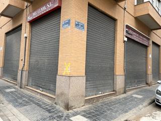 Lloguer Local Comercial a Carrer d'ador 44. Alquiler local chaflán con 5 persianas