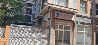 Location Local commercial à Carrer de les illes canàries 88. Alquiler local chaflán en la calle islas canarias