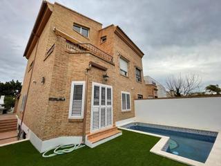Casa aparellada a Casas Verdes - Ermita. Chalet en venta  de lujo con piscina y 4 terrazas en godella