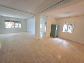 Lloguer Local Comercial a Zona Concordia. Alquiler bajo uso exclusivo local comercial