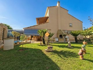 Casa a Casas Verdes. Se vende precioso chalet en la prestigiosa zona de la urbanizaci