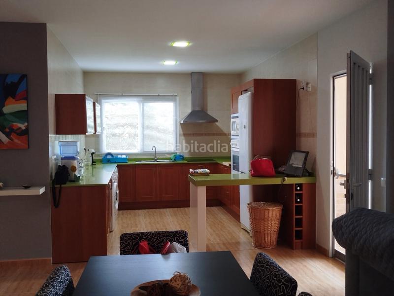 Foto a9aebb3b-62c3-4251-b652-0f3276239681. Chalet con camino riscaldamento parcheggio piscina in Montroy