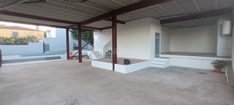 Foto f362c908-80e0-42bb-963a-f72baf55a258. Chalet con camino riscaldamento parcheggio piscina in Montroy
